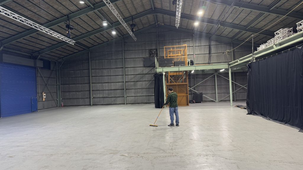 弊社スタッフが倉庫内を掃除している風景。